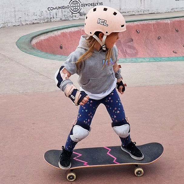 Niña sobre su skate en la academia en chile