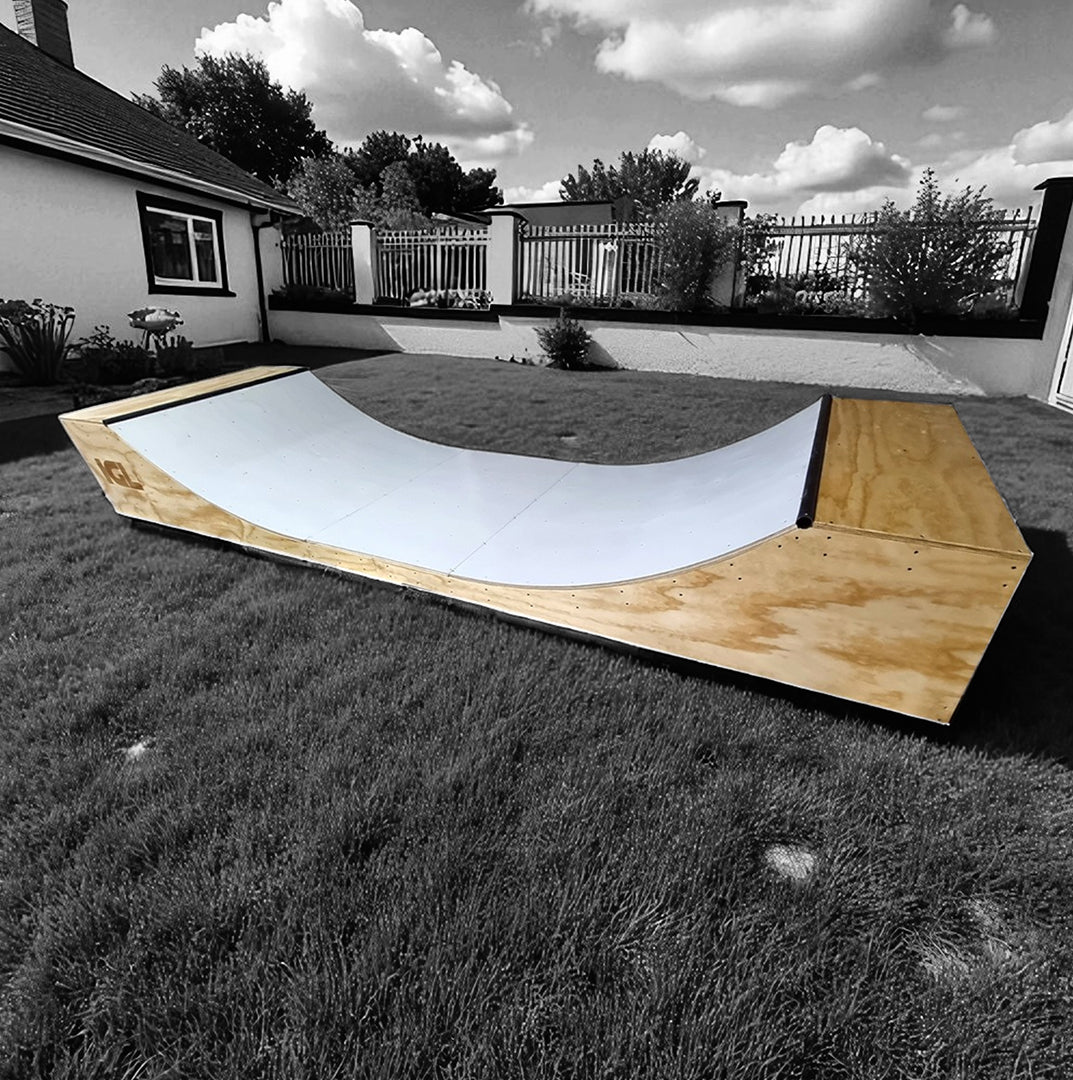 Rampa de skate en patio con fondo gris