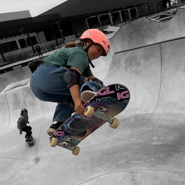 Skater disfrutando la clase de skate en la academia
