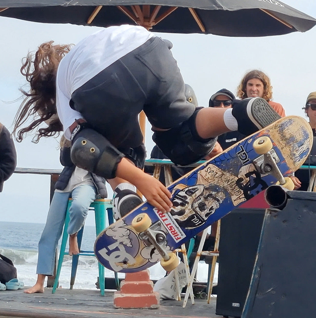 andando en skate skater con skateboard marca igl azul con negro y blanco