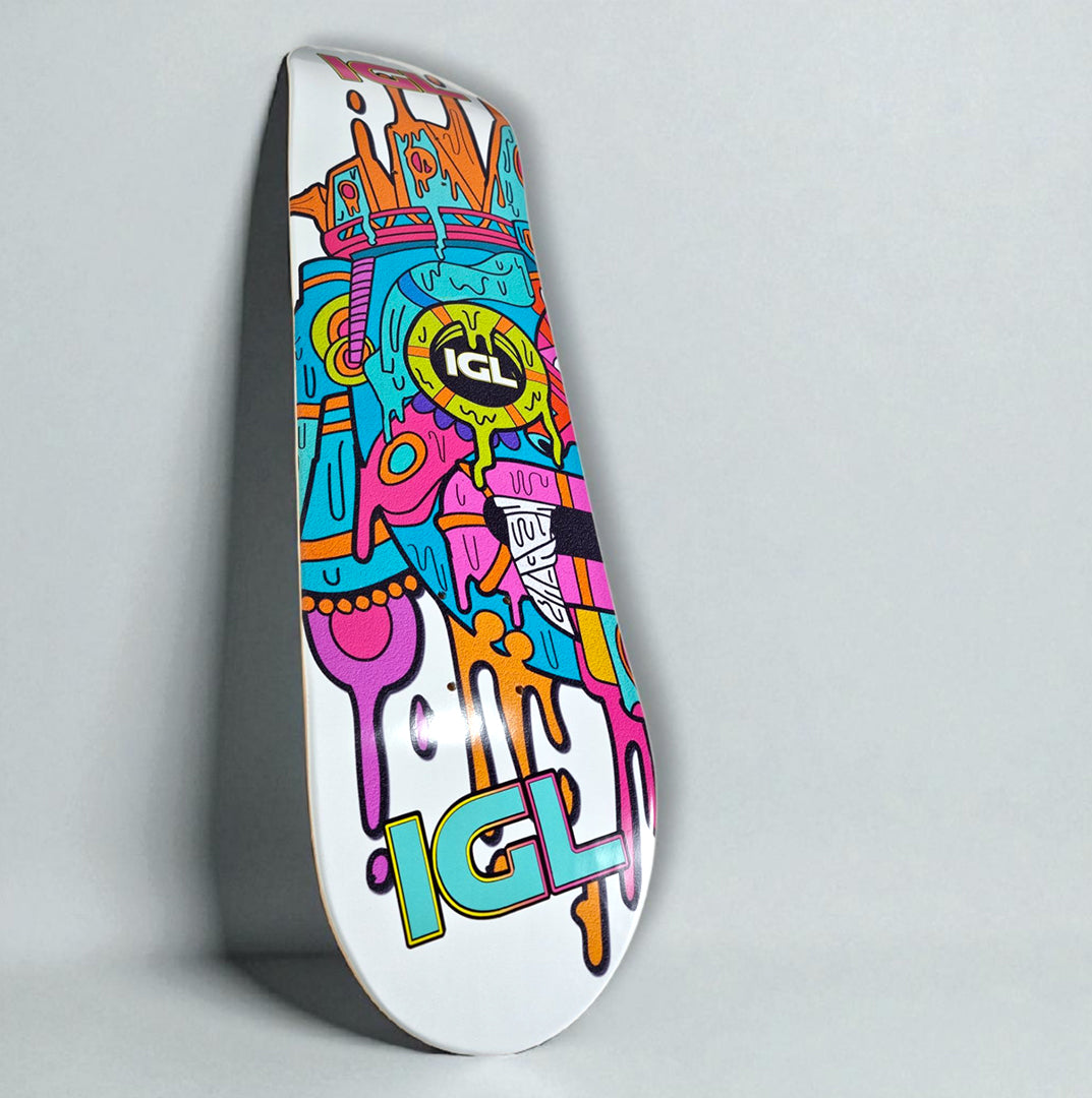 skateboard de colores marca igl vista desde abajo y de frente