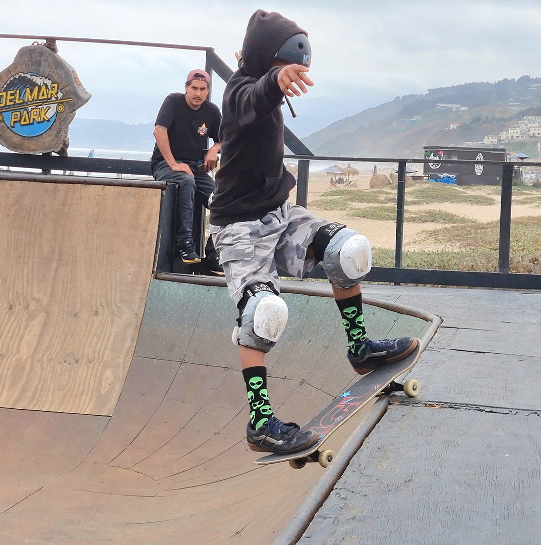 Sobre tabla de skate en bowl de madera