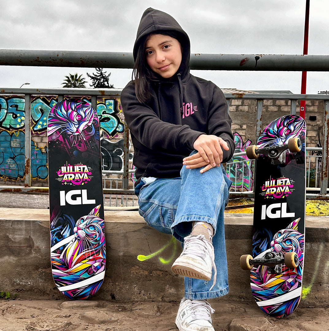 skater con dos tablas de skate negras con colores fluor diseño de gatos marca igl