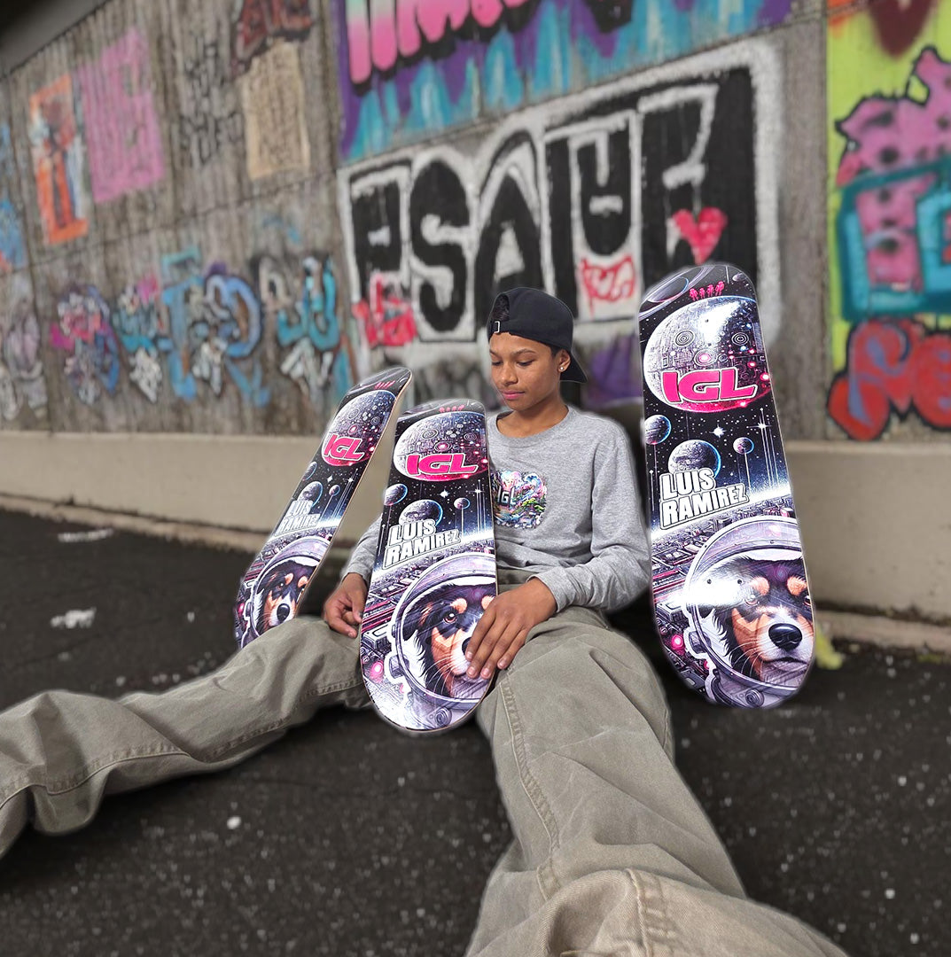 skater con sus tablas de skate igl en la ciudad