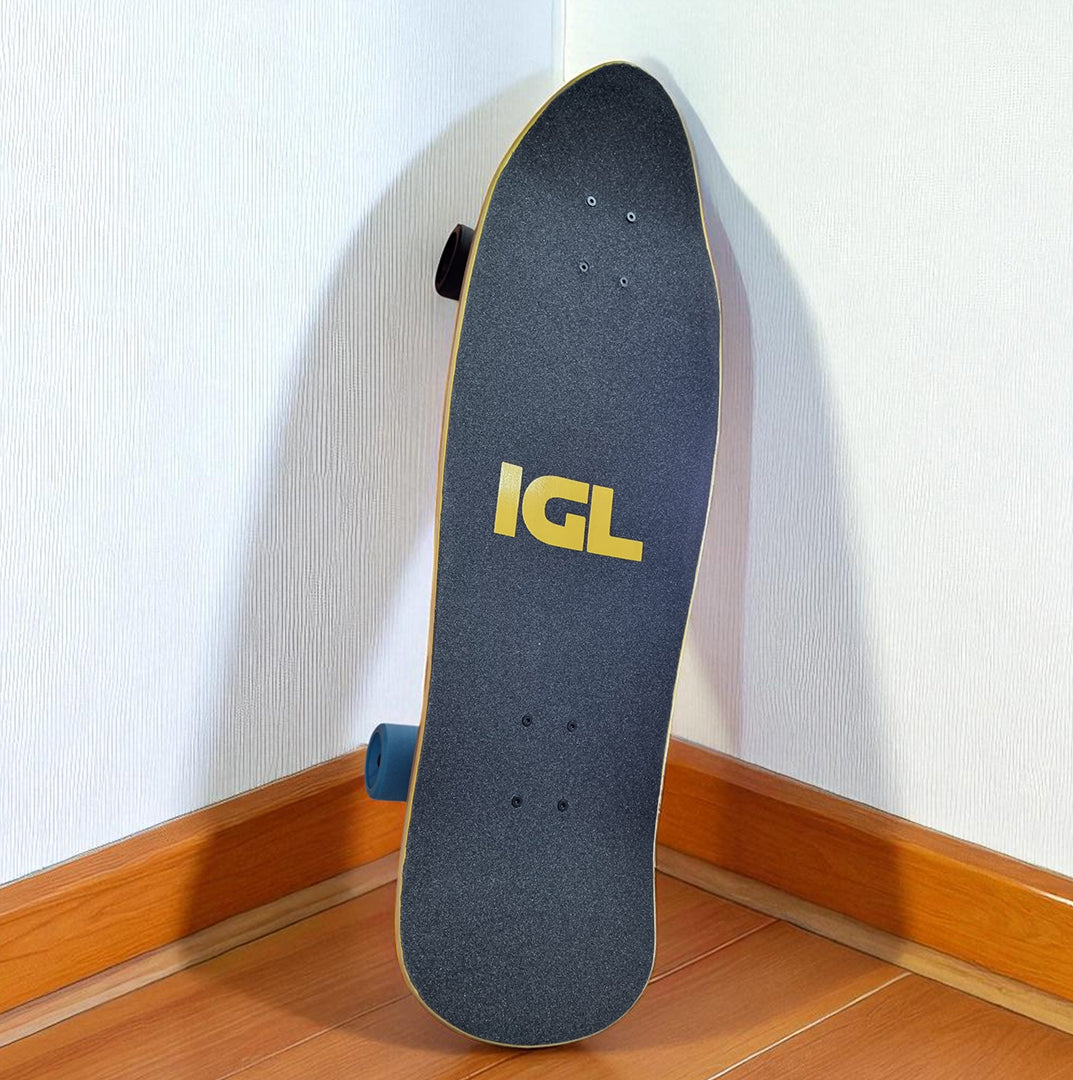 Surfskate apoyado en la pared