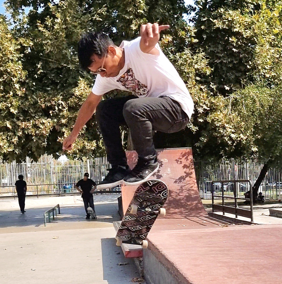 Salto en tabla de skate igl en el park en Chile