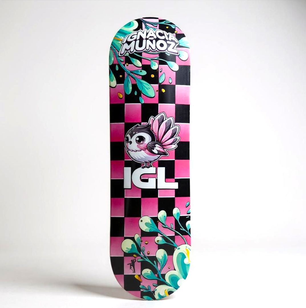 skate tabla con diseño rosado y negro y pajaro