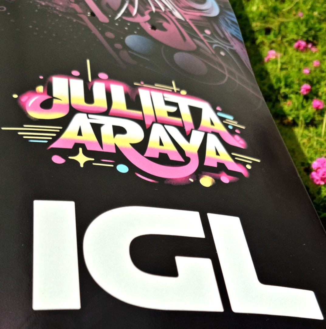 tabla de skate igl negra con logo