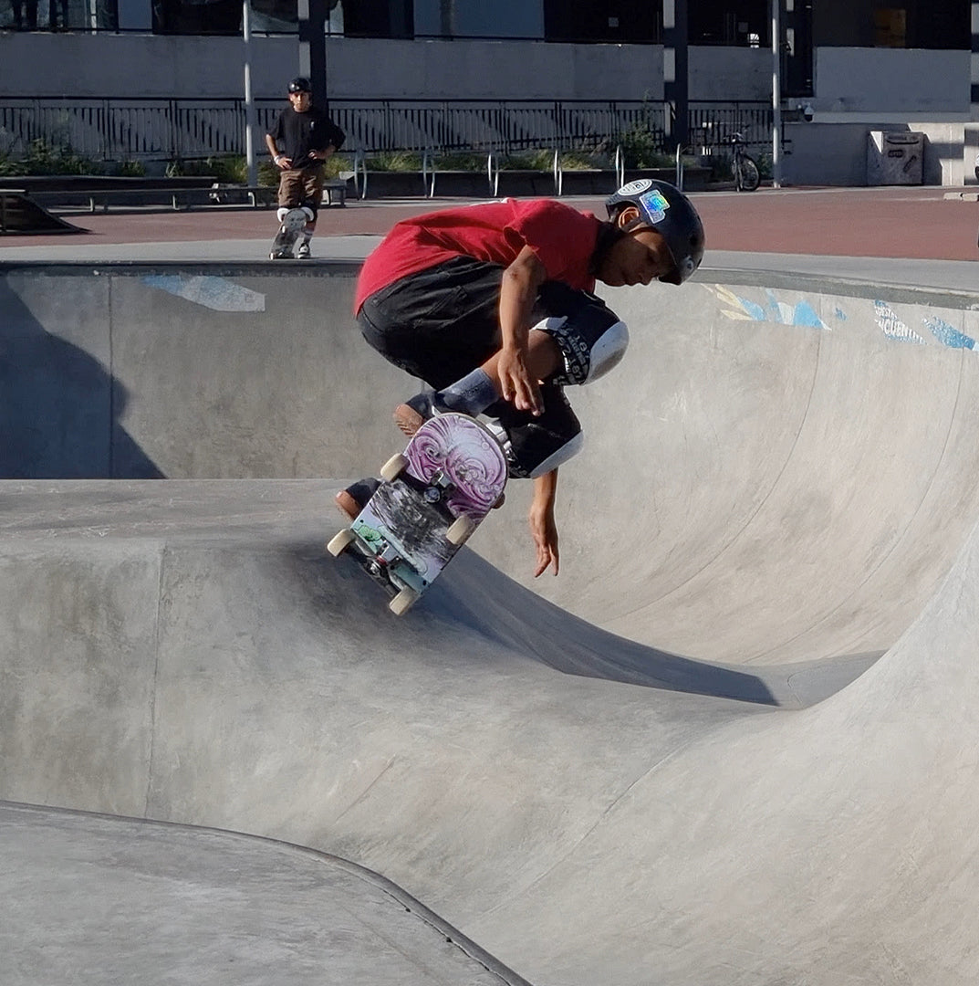 Tabla de skate modelo trip en skatepark de concreto