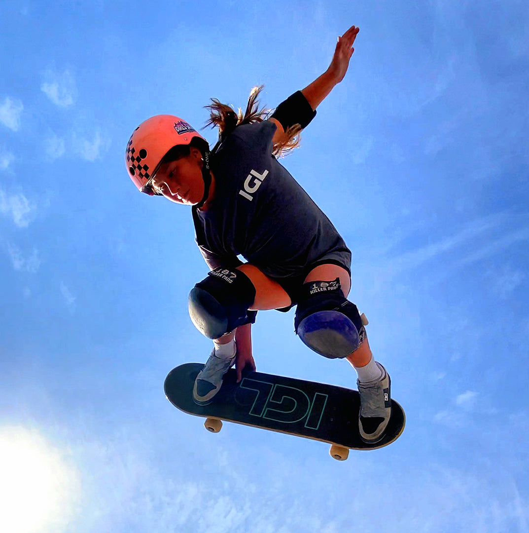 Backside air con grab en skateboard igl