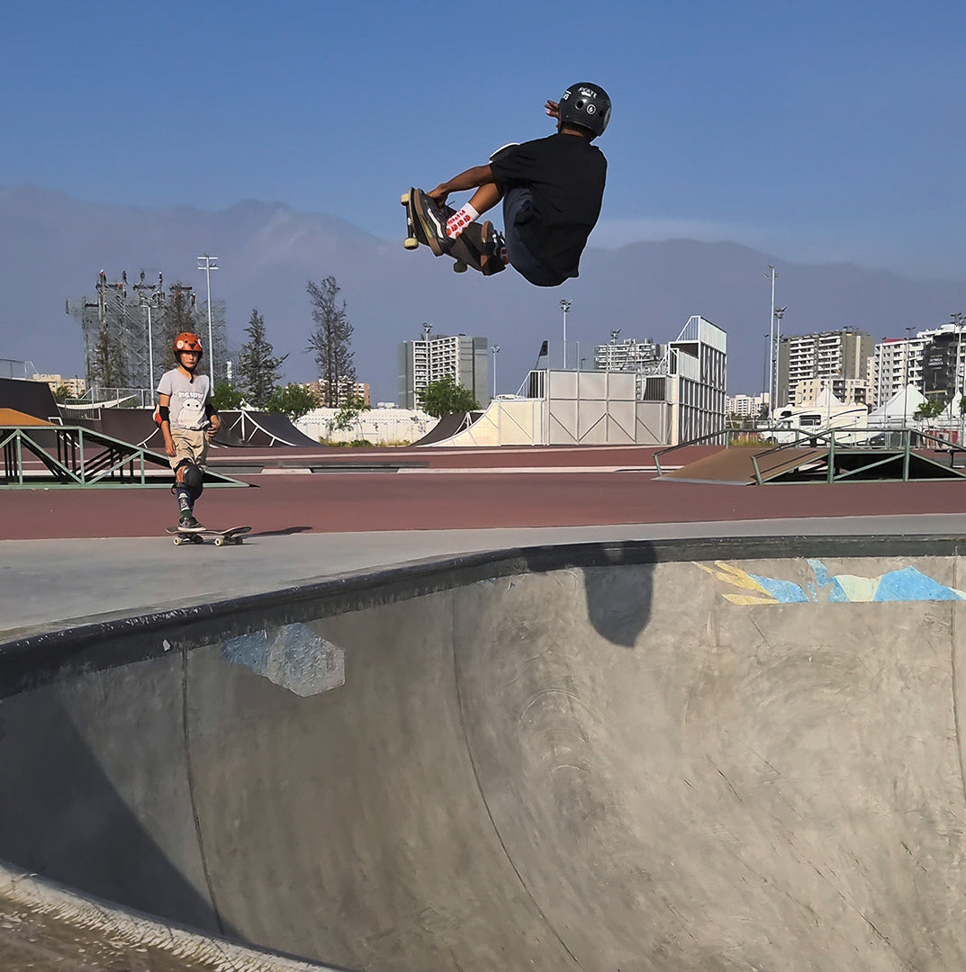 Skater haciendo frontside air con su tabla de skate