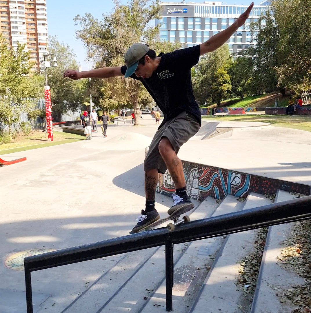 Smith en baranda con tabla de skate