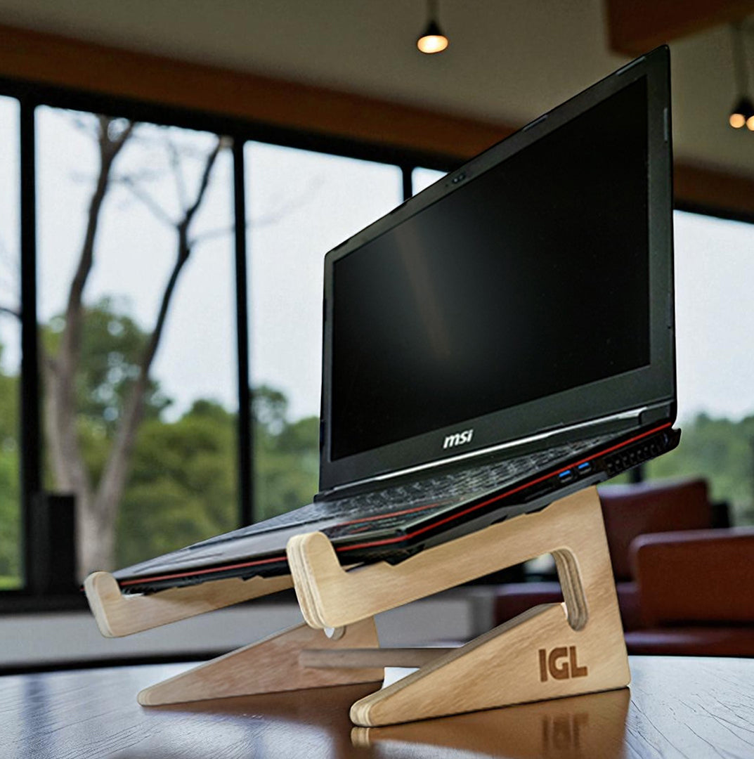 Soporte para notebook de madera marca igl sobre una mesa