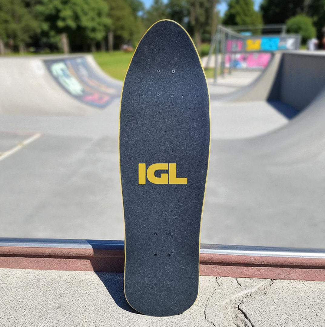 Surf skate igl con skatepark de fondo