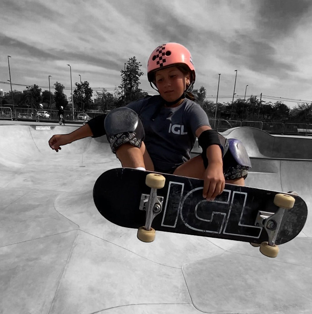 Tabla de skate black conskater igl en skateark de concreto en Chile