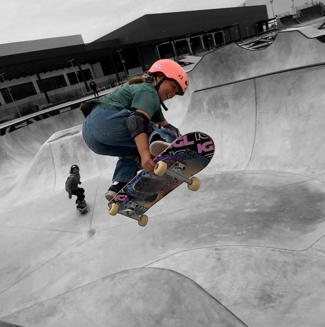Skater saltando con su tabla de skate modelo rosa cal marca igl en el skatepark