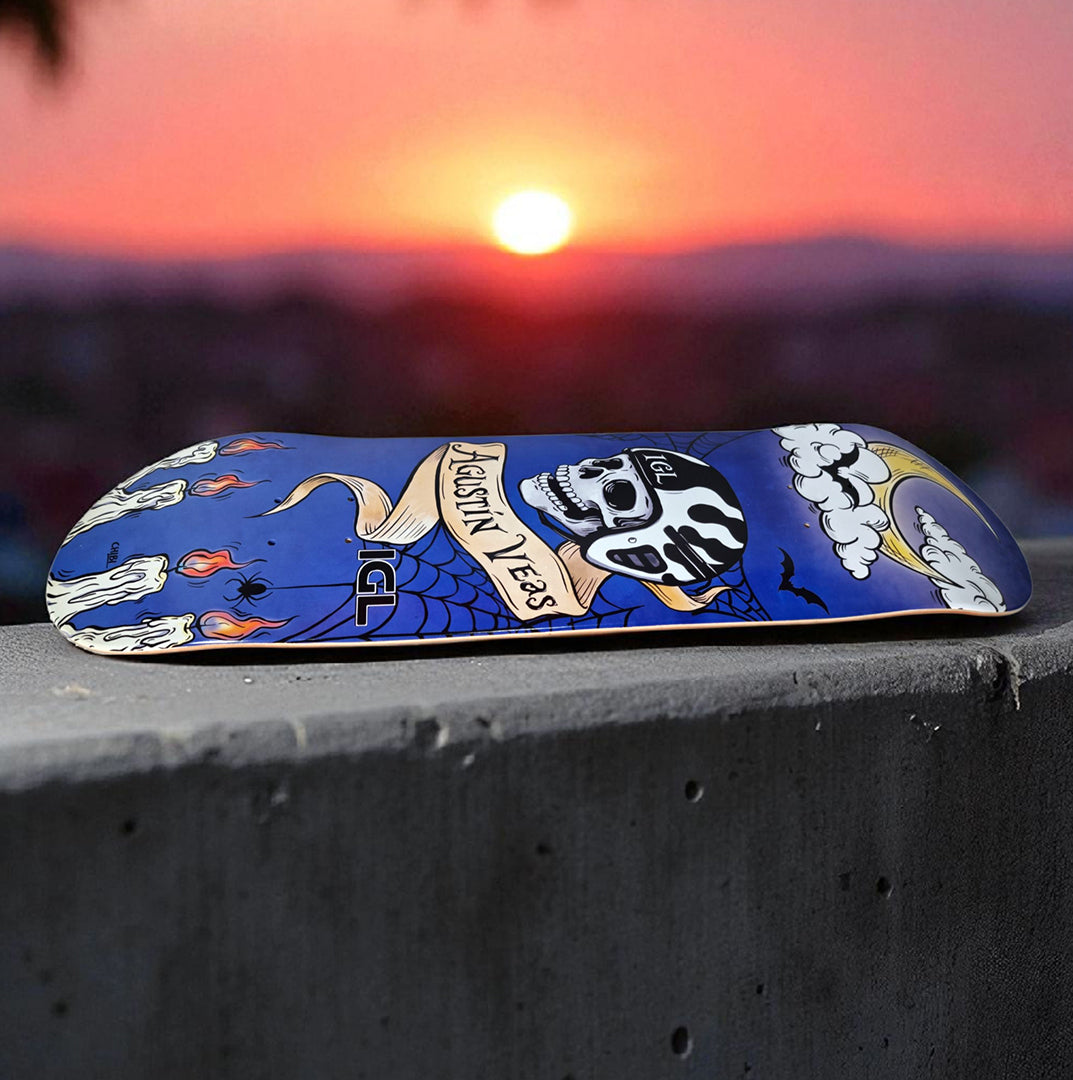 tabla de skate azul con puesta de sol