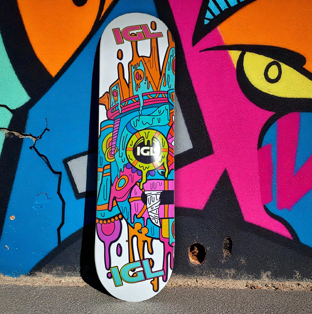 tabla de skate de colores apoyada en pared de colores