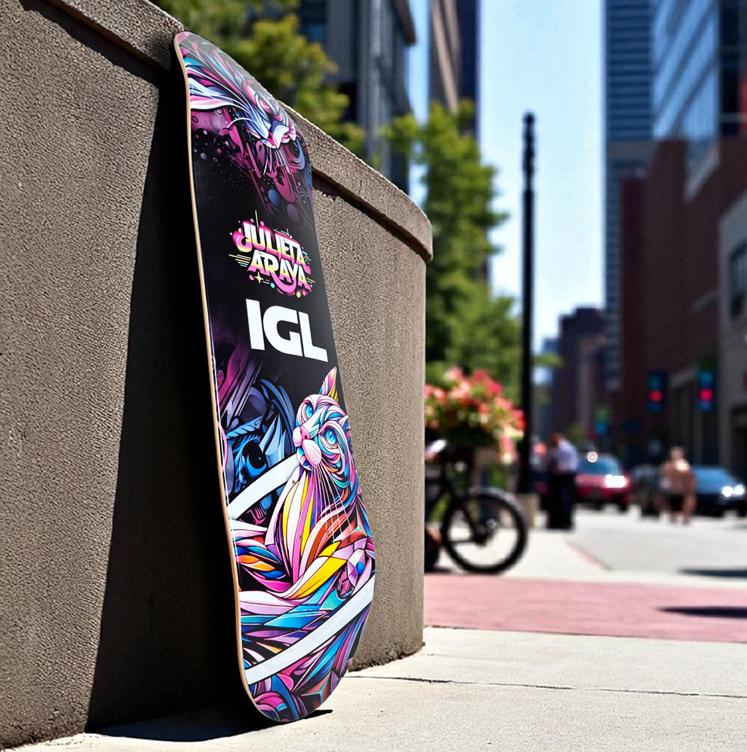 skateboard negro con diseño de gatos en ciudad