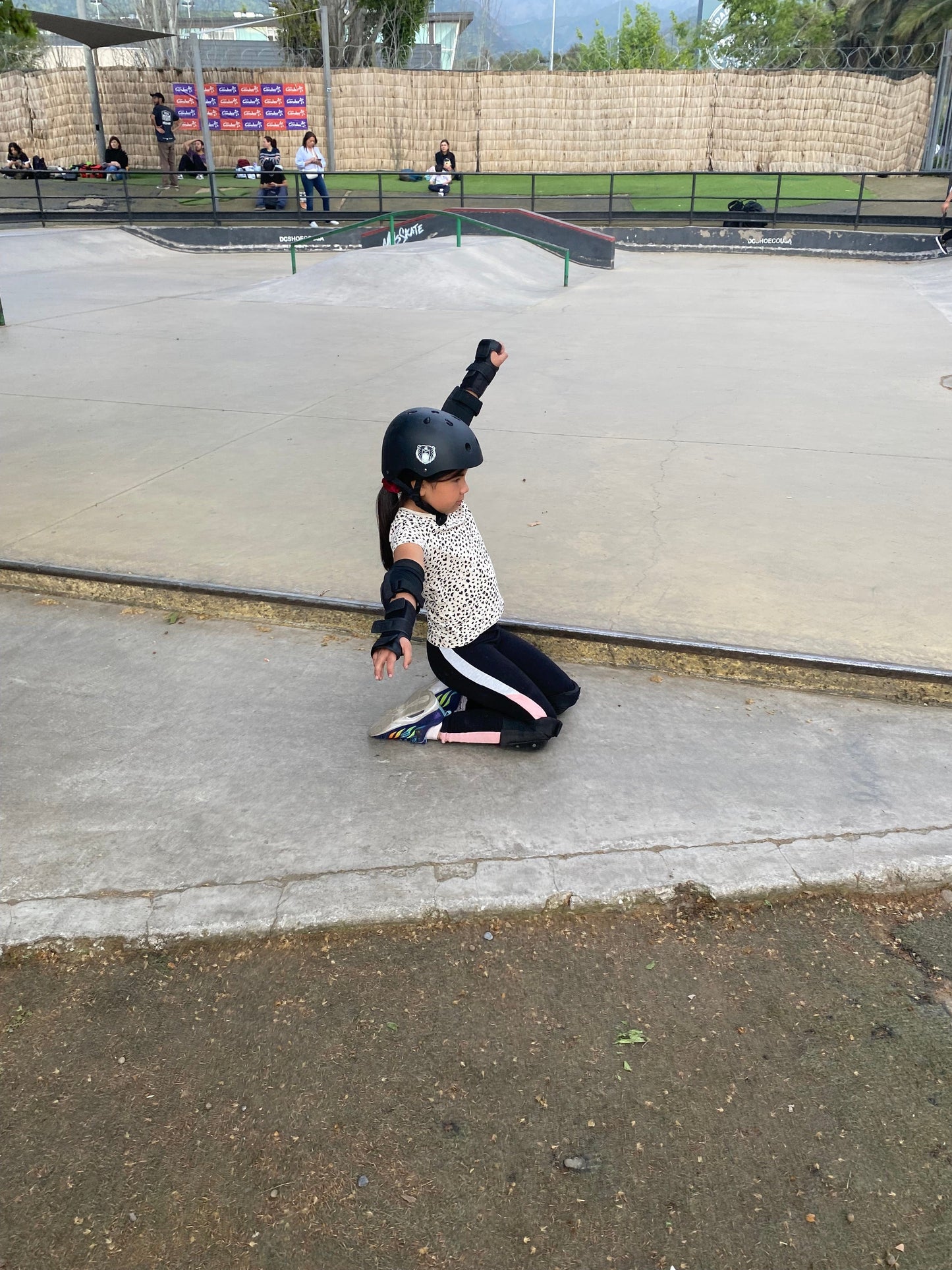 Practicando skateboard como caerse con las rodilleras