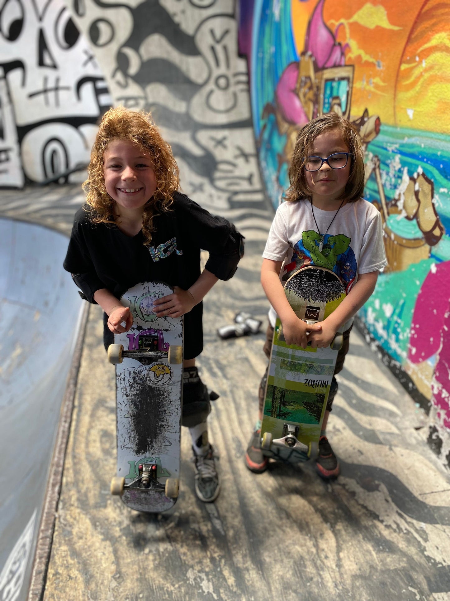 niños entrenando en la academia de skate pasando un buen rato