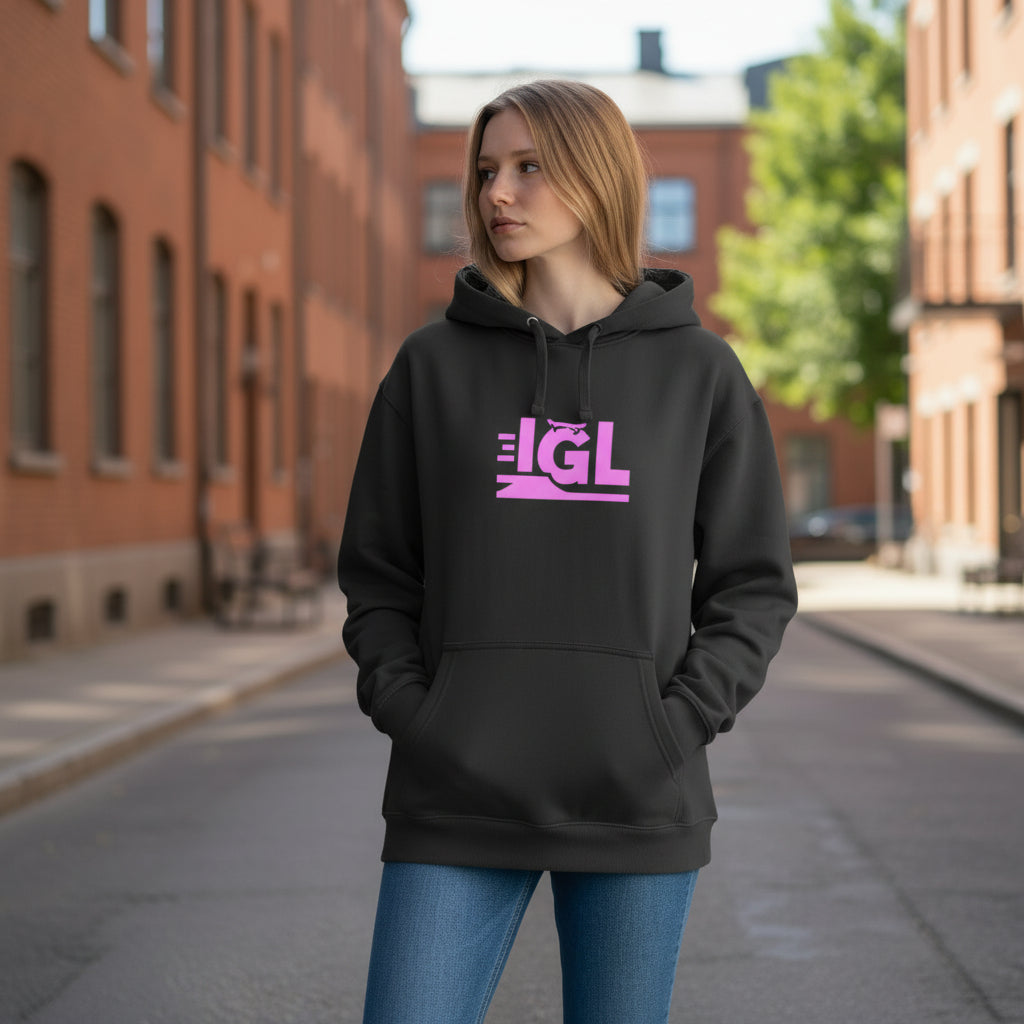 Usando poleron negro igl logo morado en la calle
