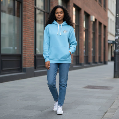 Foto en la calle vestida con hoodie celeste igl de skate
