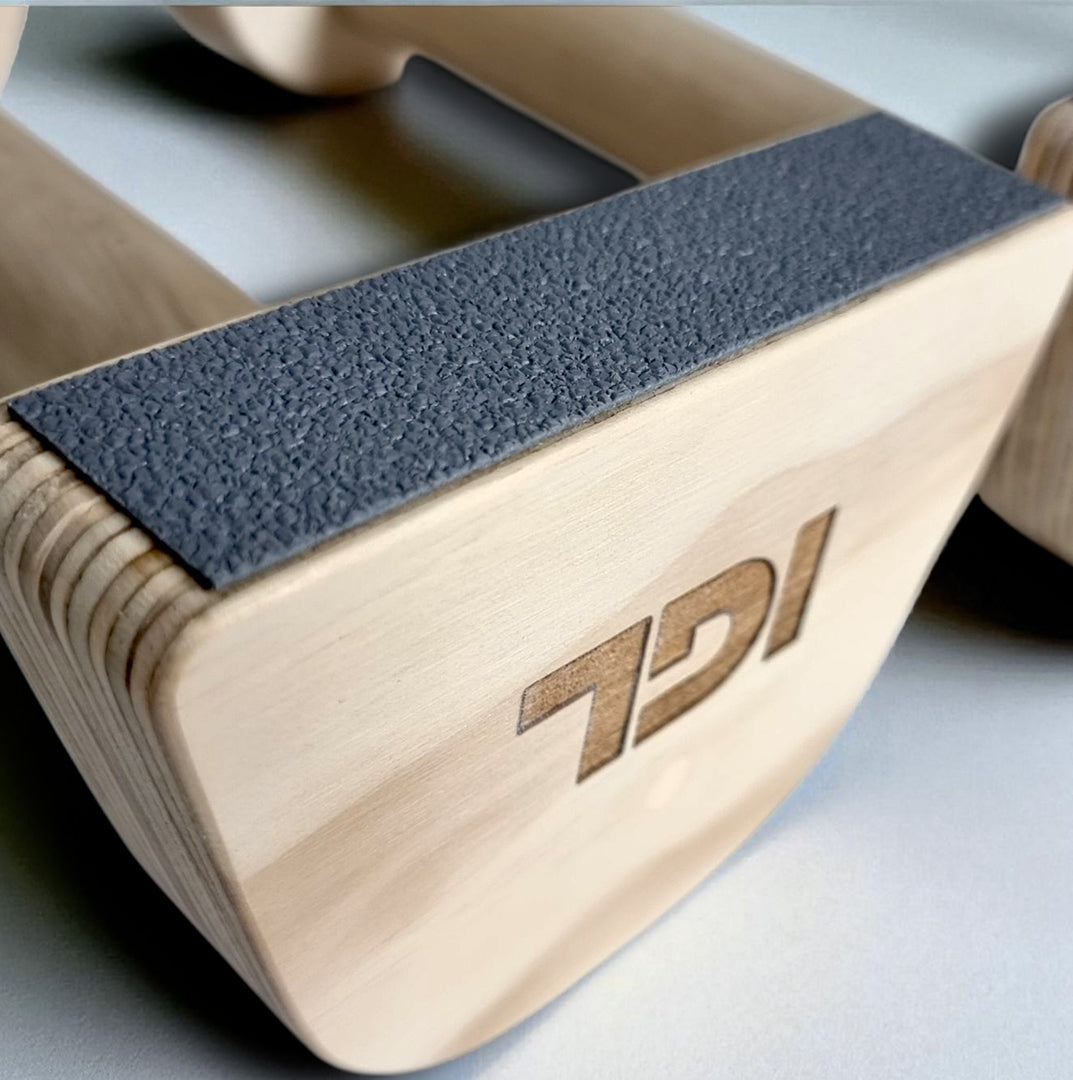 Paralelas de madera para ejercicios de calistenia, fabricadas en Chile con terminaciones de alta calidad.