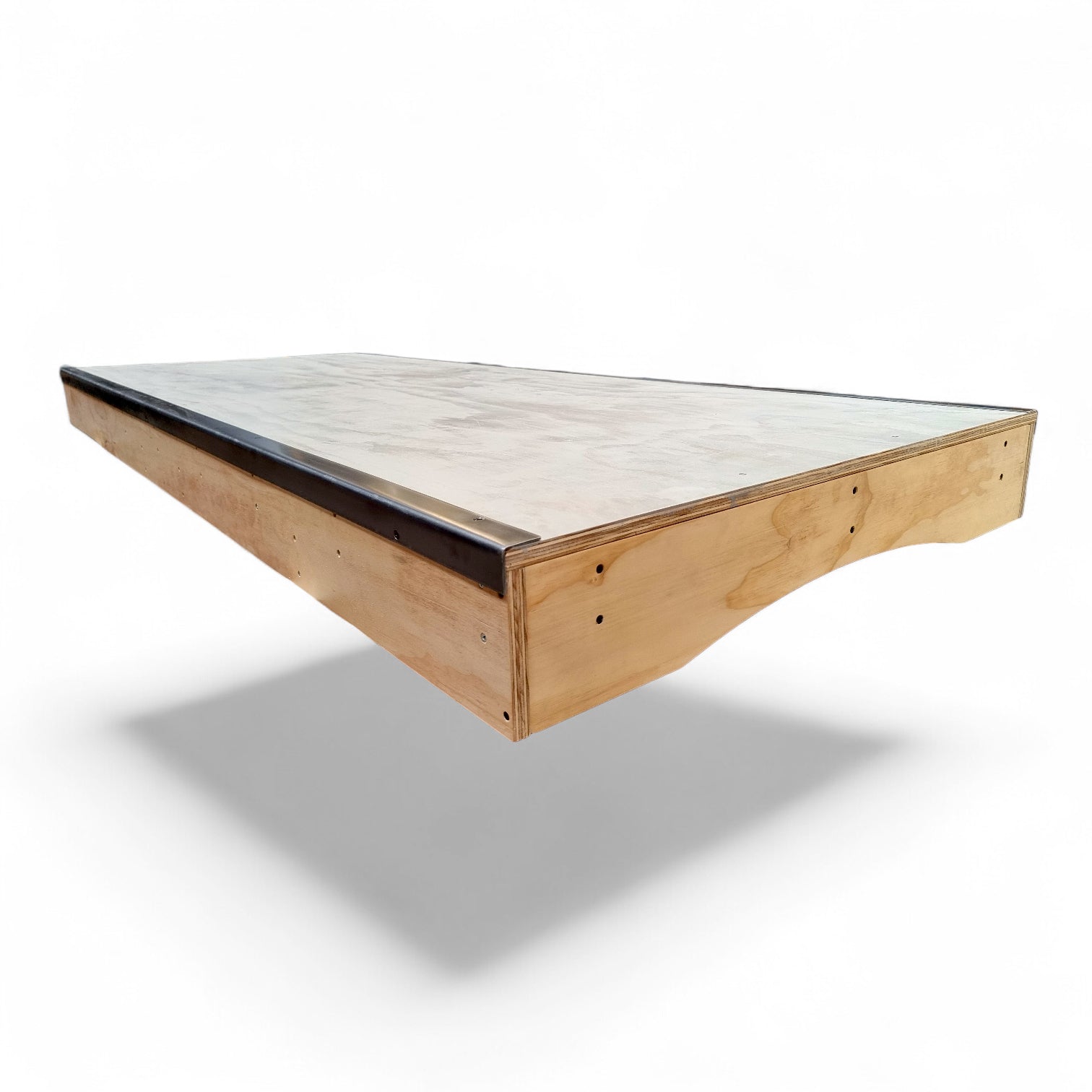 Manual box de madera con fondo blanco