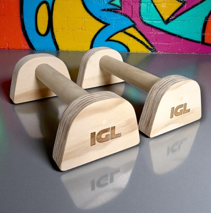 Mini paralelas compactas de madera con logo IGL, resistentes hasta 200 kg para entrenamientos intensos.