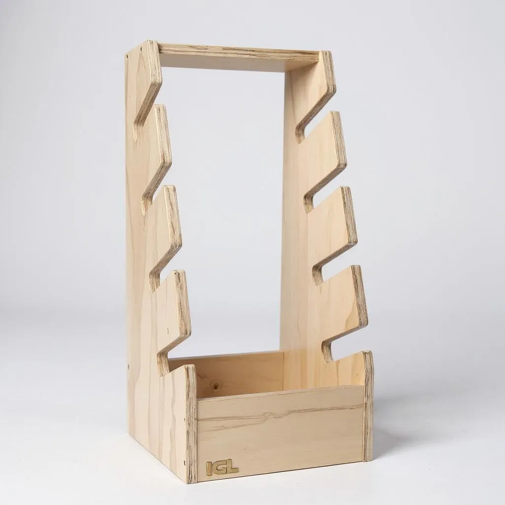 Organizador de madera para tablas de skate con fondo blanco