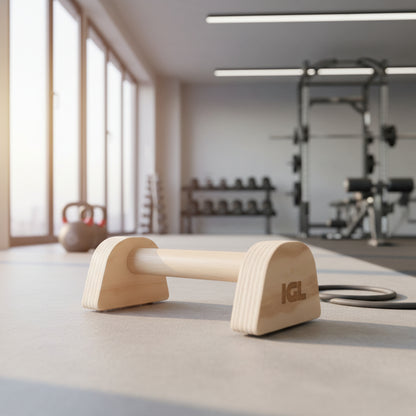 Mini paralela de madera en el suelo de gimnasio