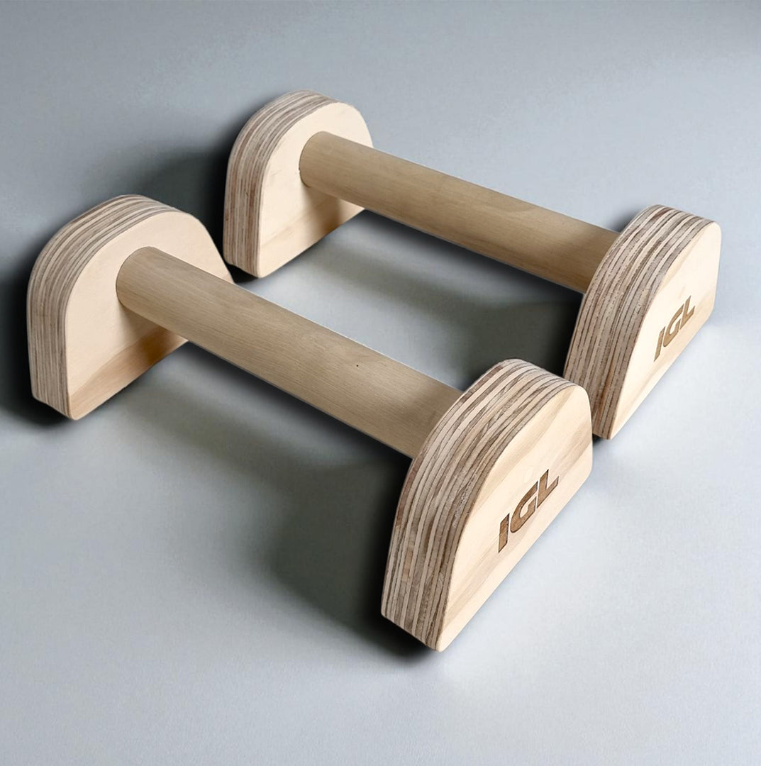 Par de paralelas de entrenamiento en madera con agarre resistente, diseñadas para rutinas de fuerza y estabilidad.