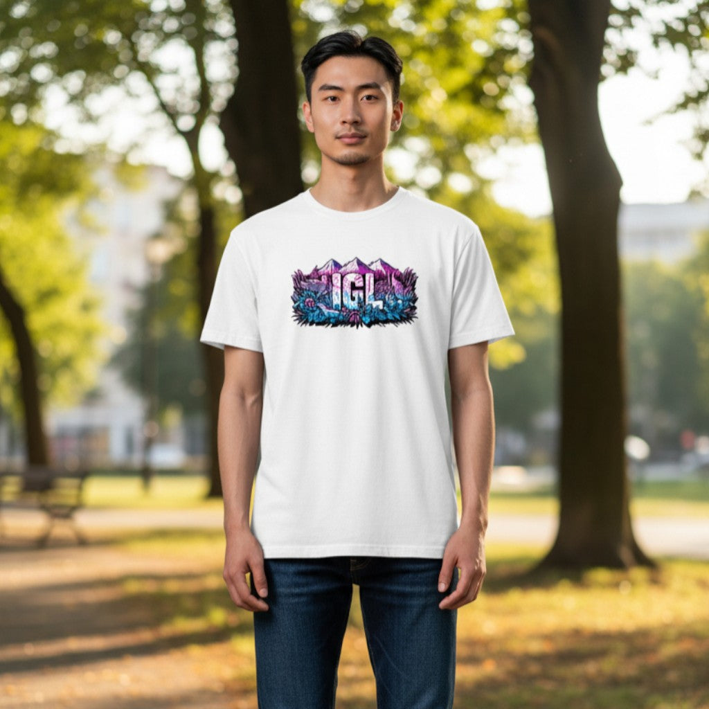 Hombre vestido con polera blanca manga corta en el parque