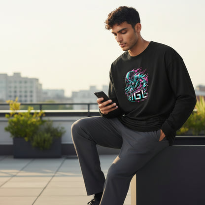Viendo el celular sentado con polera negra alien igl
