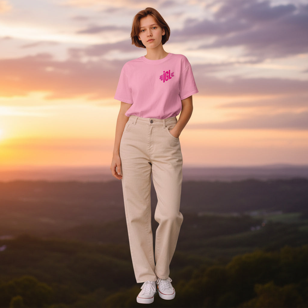 En atardecer con polera rosa dentro del pantalon