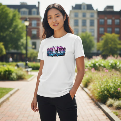 Mujer vestida con polera blanca y diseño de montañas