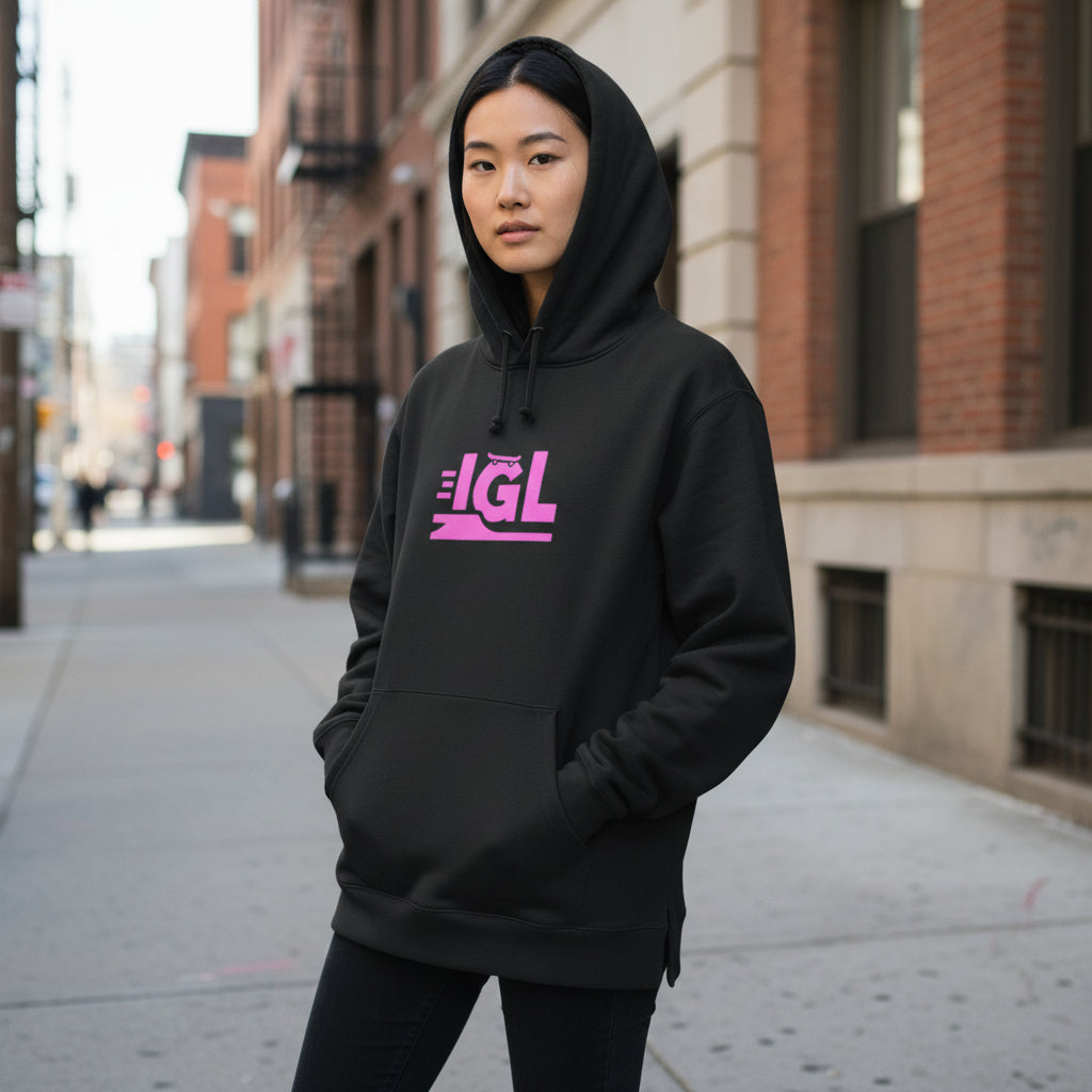 Con poleron negro igl logo morado en la calle con capucha