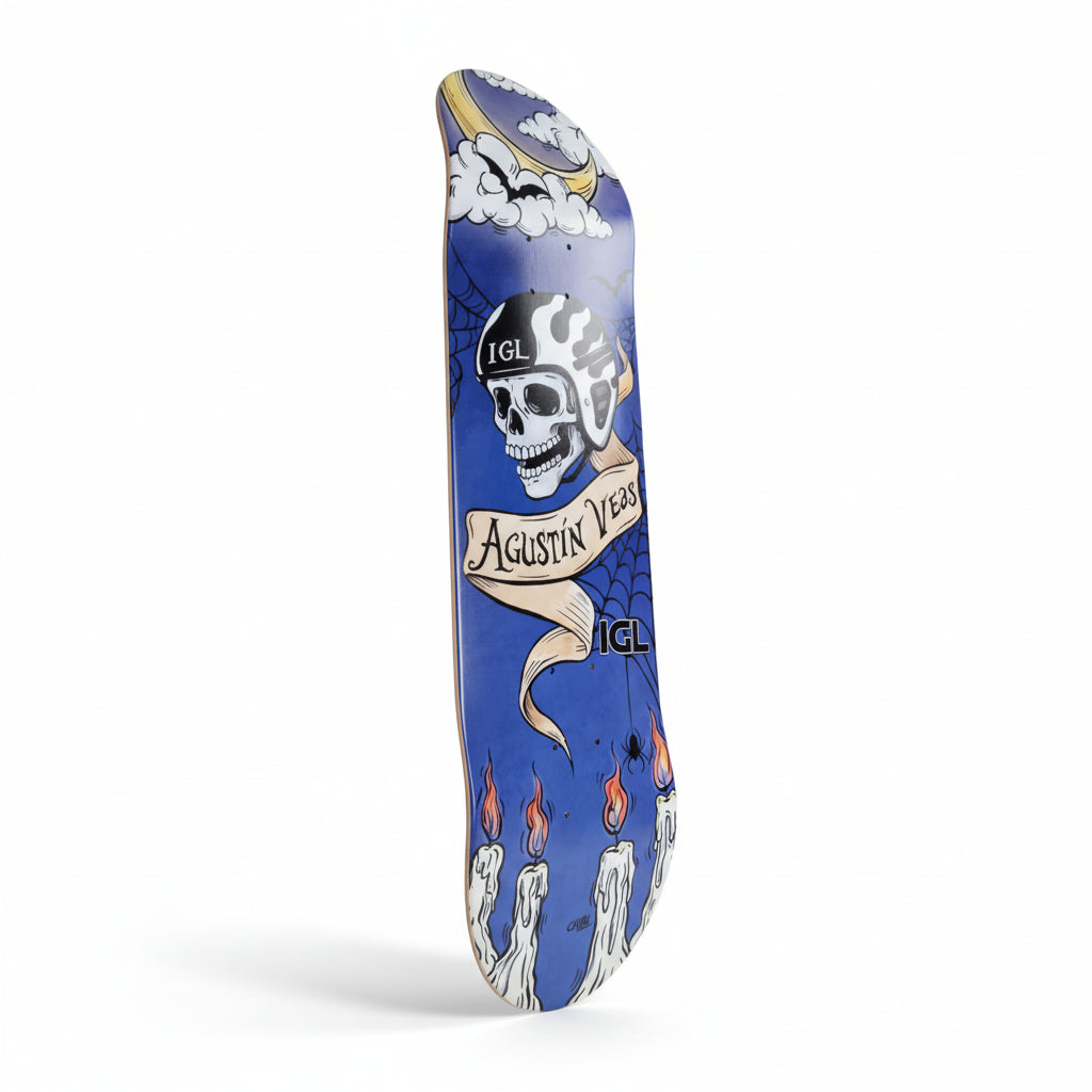 Tabla de skate puesta vertical de color azul con diseño caricatura
