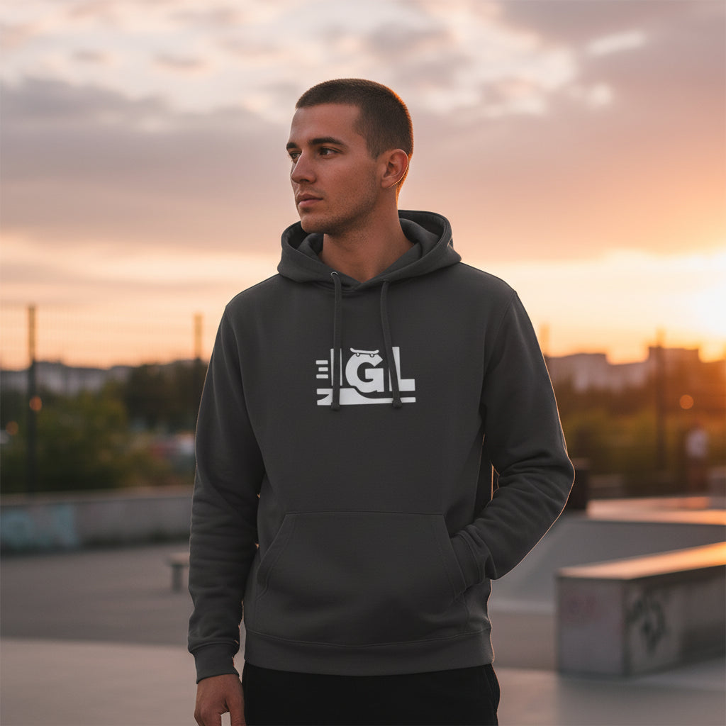 En la puesta de sol con ropa igl poleron negro