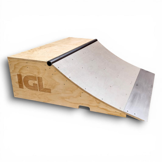 Quarter pipe de madera con superficie gris