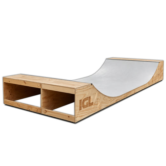Rampa mini de skate de madera clara con superficie gris marca igl