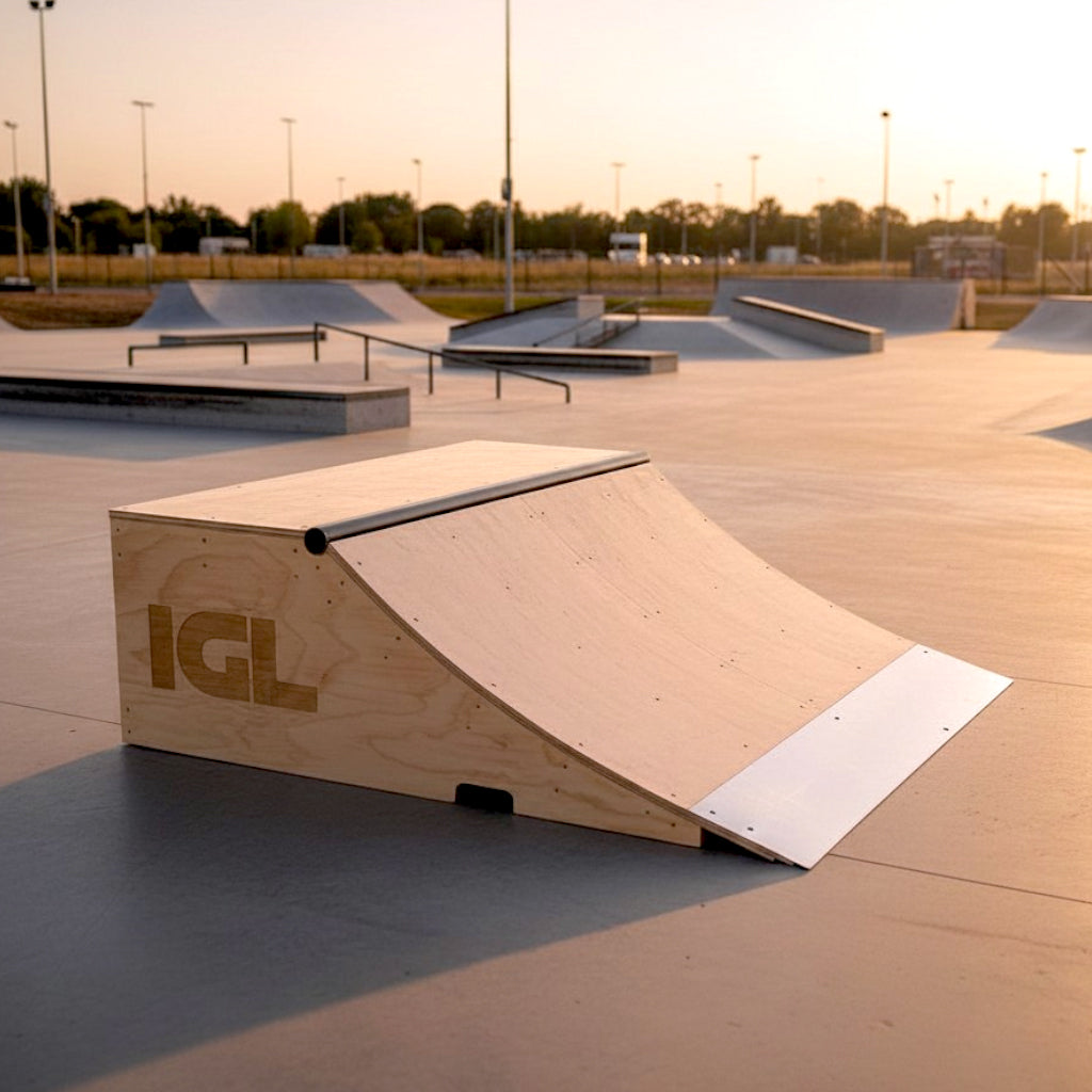 Rampa de madera en skatepark