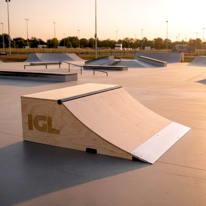 Rampa de madera en skatepark