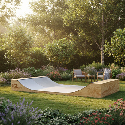 Rampa para practicar skate de madera en jardin de una casa sobre el pasto