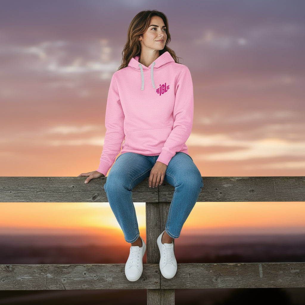 Posando con poleron igl rosado en puesta de sol