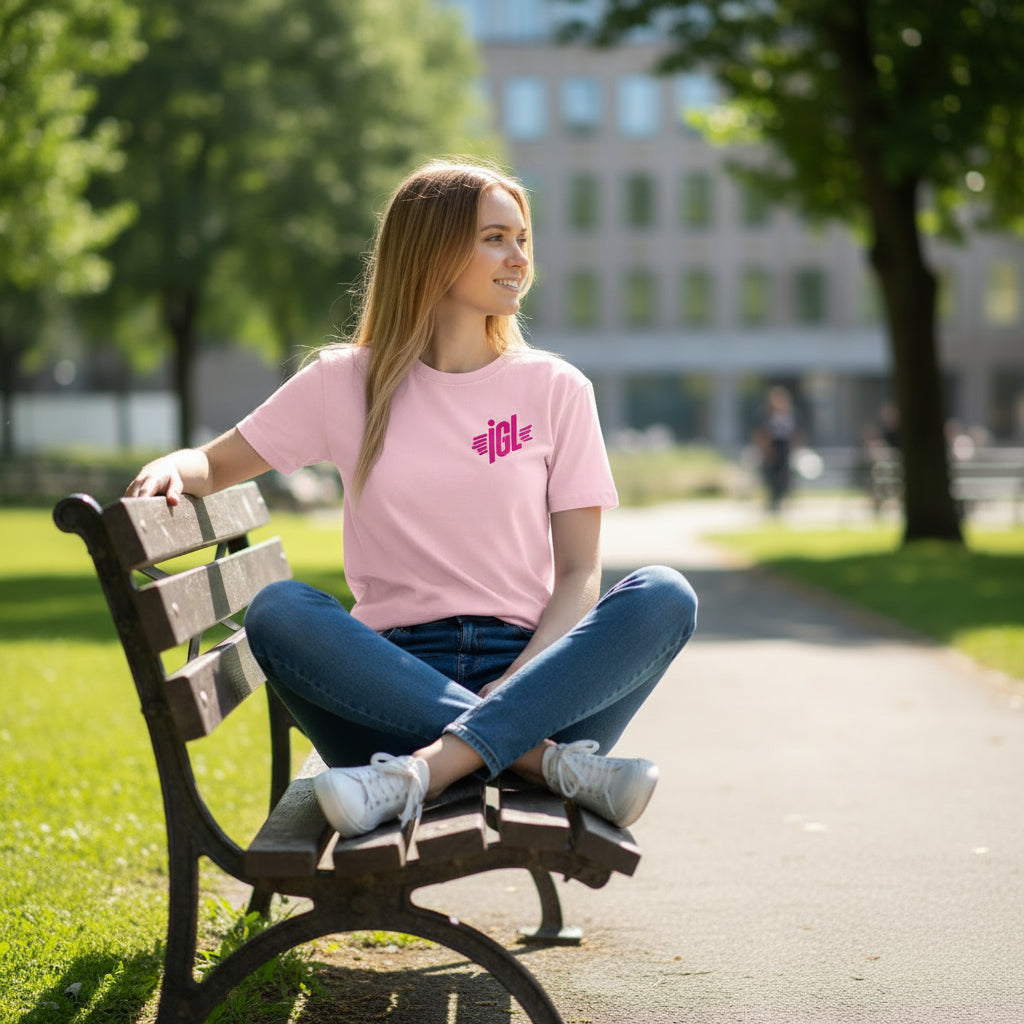 Sentada en el parque con polera igl rosa mujer