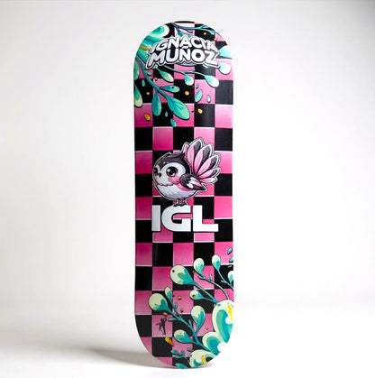 skate tabla con diseño rosado y negro y pajaro