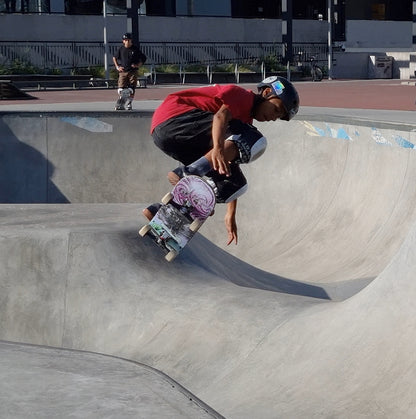 Tabla de skate modelo trip en skatepark de concreto