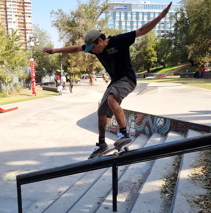 Smith en baranda con tabla de skate